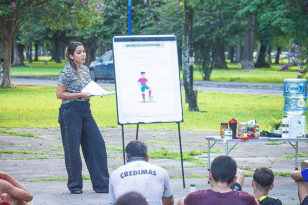 Nutricionista dando una consulta